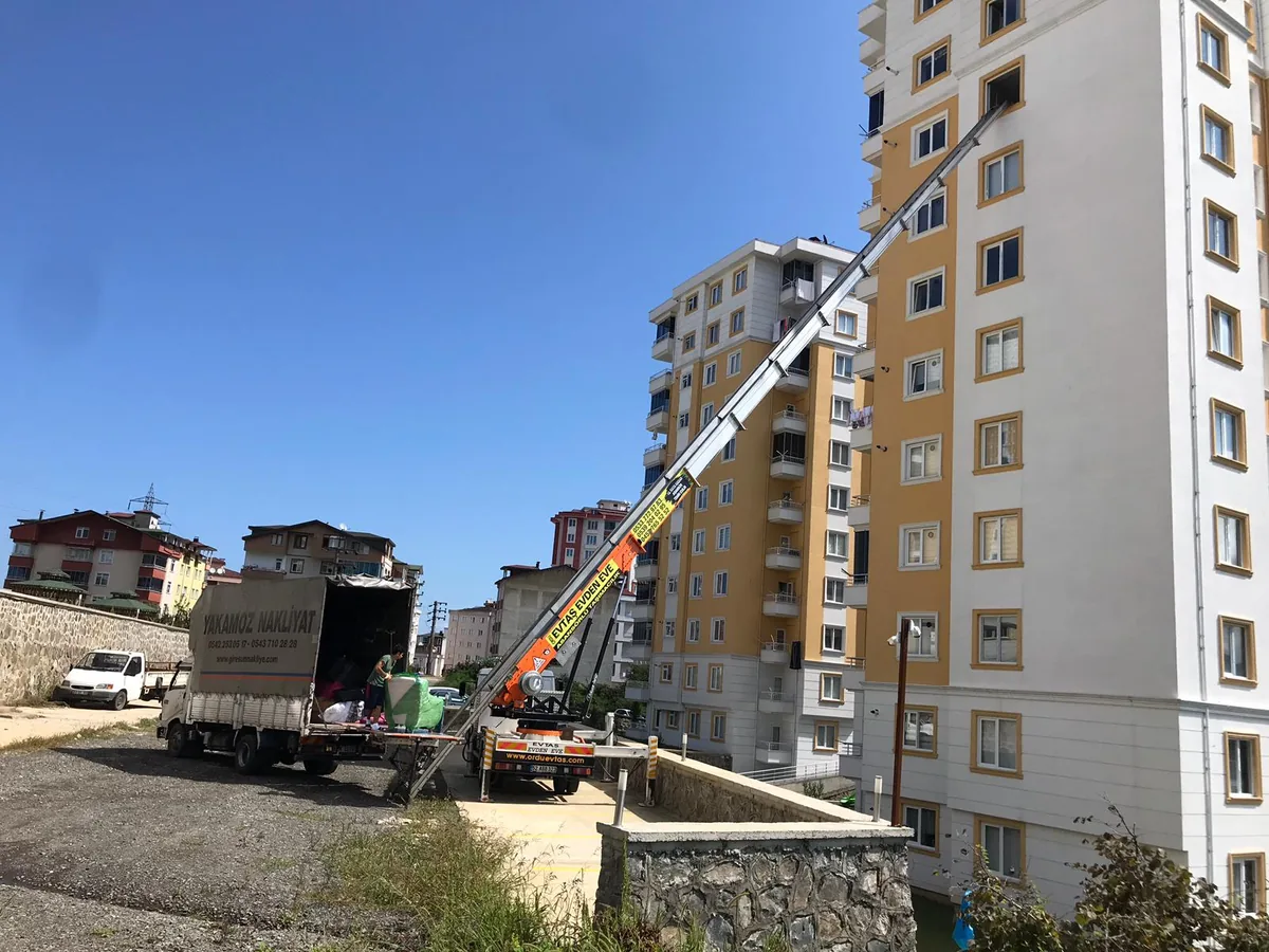 Ordu'da çok katlı binaya kurulmuş Evtaş mobil asansörü