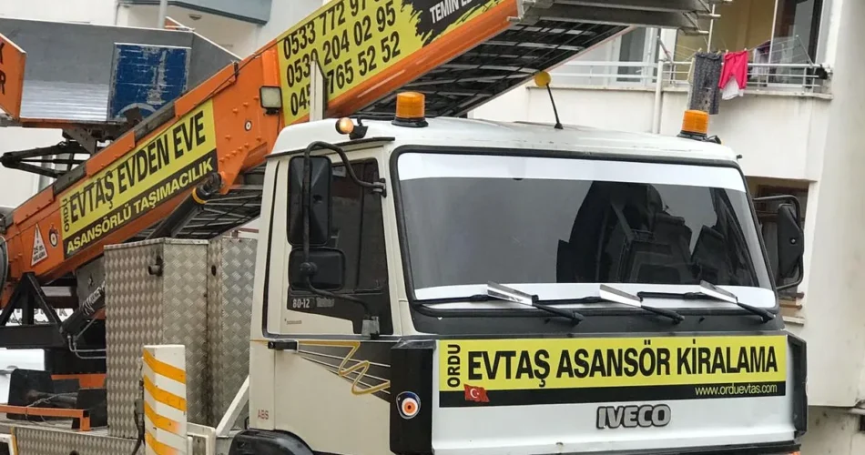 Ordu Evtaş asansör kiralama aracı apartman önünde konumlanmış