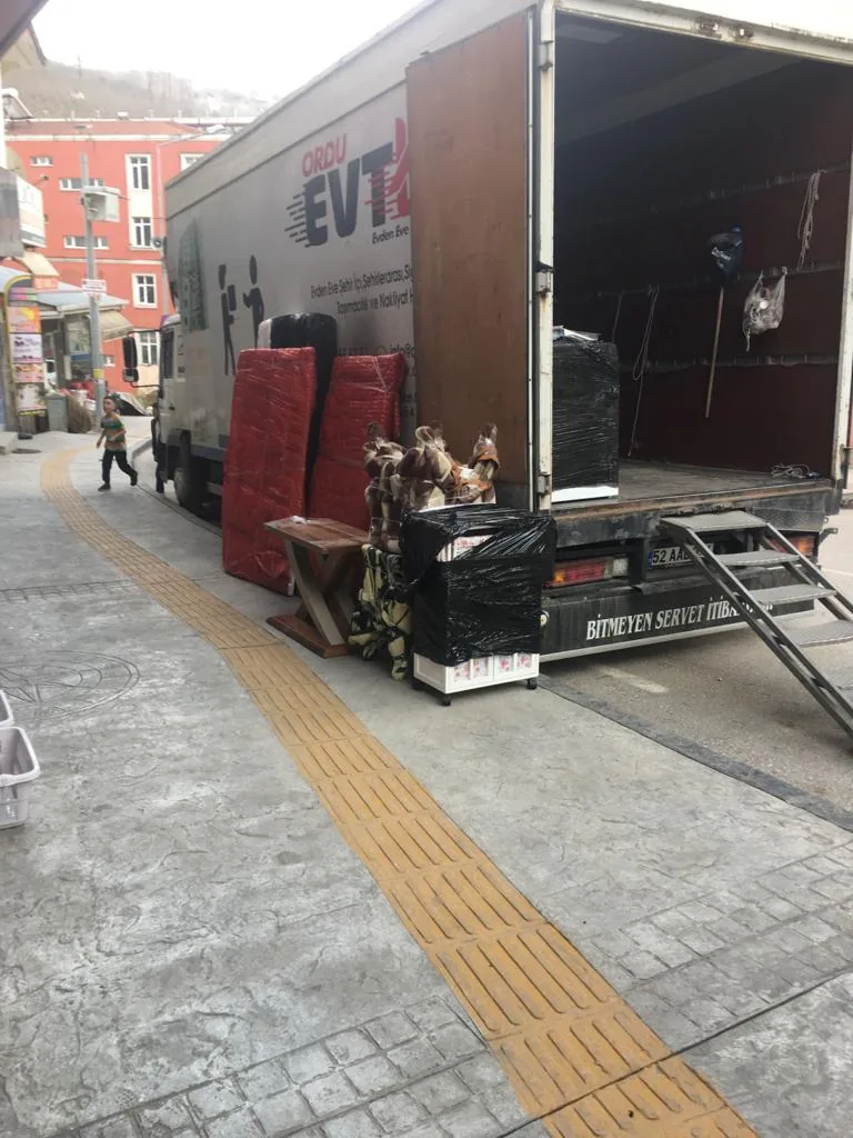 Ordu Evtaş nakliyat aracına eşya yüklenirken