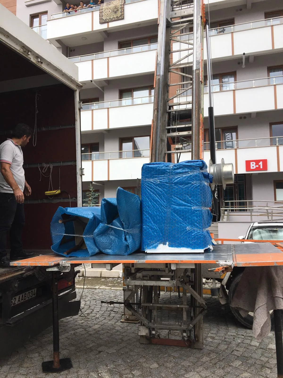 Balonlu naylonla paketlenmiş mobilyalar mobil asansör platformunda